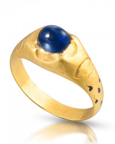 Gold sapphire ring with tears of the Virgin, England 15th century - Antique Jewellery Style 