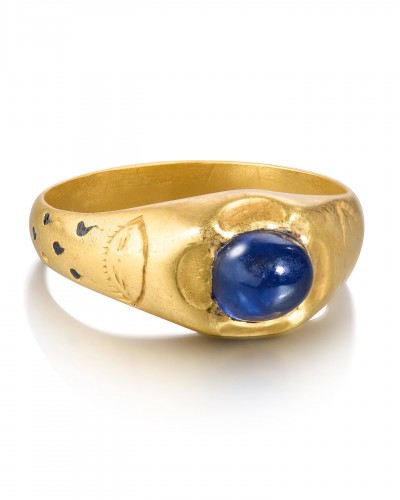 11th to 15th century - Gold sapphire ring with tears of the Virgin, England 15th century