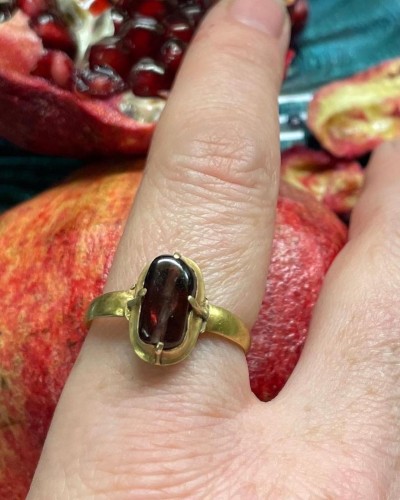 11th to 15th century - Medieval gold ring set with an ancient drilled garnet, England 13th century