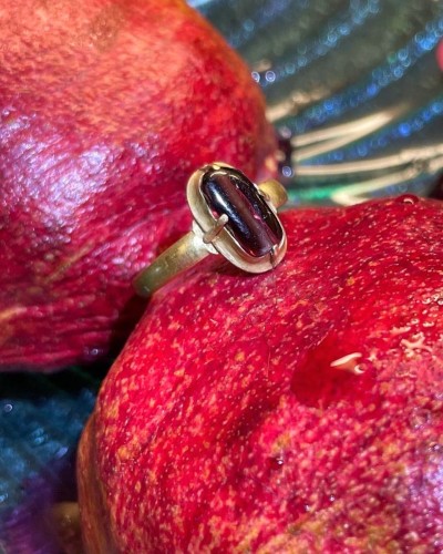  - Medieval gold ring set with an ancient drilled garnet, England 13th century