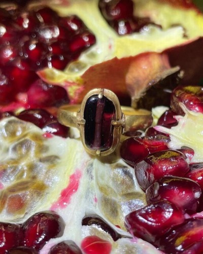 Antiquités - Medieval gold ring set with an ancient drilled garnet, England 13th century