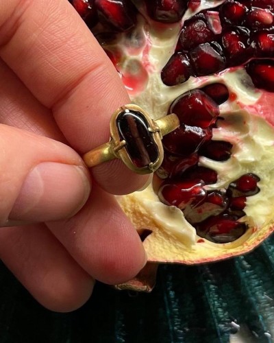 Antiquités - Medieval gold ring set with an ancient drilled garnet, England 13th century