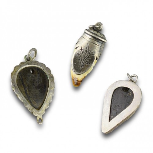 Trois amulettes montées en argent, Allemagne 17/18e siècles - Objets de Curiosité Style 
