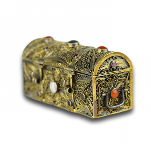 Coffret en filigrane d'argent avec pierres précieuses, travail Austro-hongrois poinçonné 1842 - Objets de Vitrine Style 