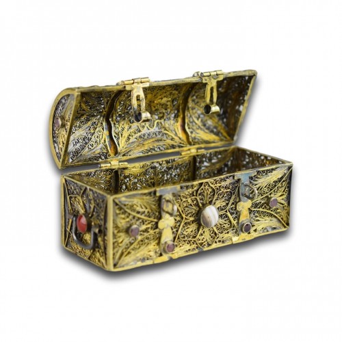 Objets de Vitrine Boite & Nécessaire - Coffret en filigrane d'argent avec pierres précieuses, travail Austro-hongrois poinçonné 1842