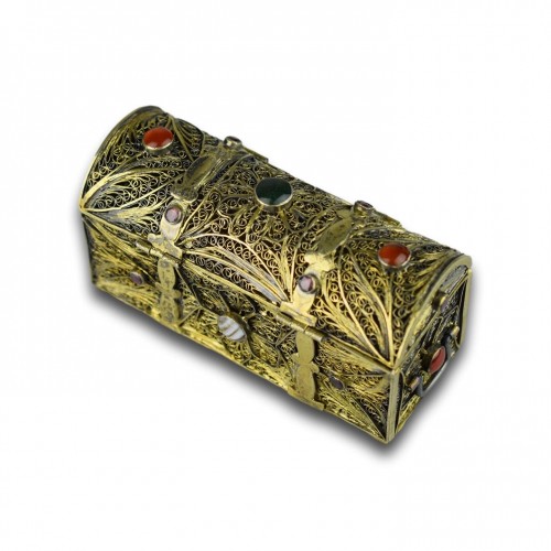  - Coffret en filigrane d'argent avec pierres précieuses, travail Austro-hongrois poinçonné 1842