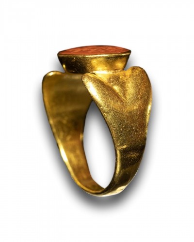 Bague en or avec une intaille de récolte d'Erotes, Romain 1er - 2e siècle A.D. - Matthew Holder