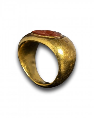 Bijouterie, Joaillerie  - Intaille d'un Gryllus sertie dans un anneau d'or ancien, Romain 2e - 3e siècle