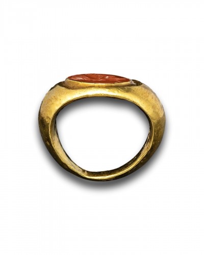 Intaille d'un Gryllus sertie dans un anneau d'or ancien, Romain 2e - 3e siècle - Matthew Holder