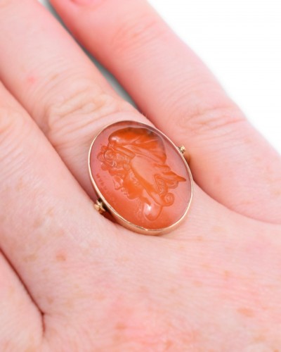 Carnelian intaglio ring with the Trojan Prince Paris. Italian, 19th century - Antique Jewellery Style 