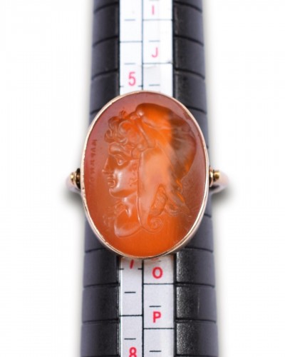 Carnelian intaglio ring with the Trojan Prince Paris. Italian, 19th century - 