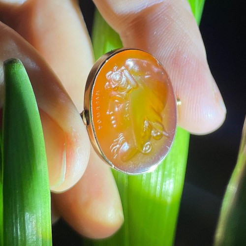 Antiquités - Carnelian intaglio ring with the Trojan Prince Paris. Italian, 19th century