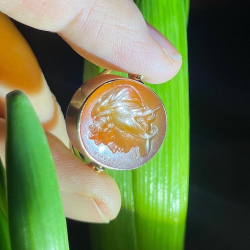 Antiquités - Carnelian intaglio ring with the Trojan Prince Paris. Italian, 19th century