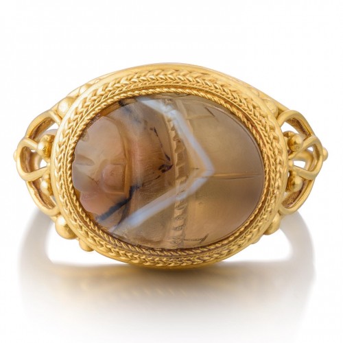 Etruscan revival gold ring set with an agate scarab - Antique Jewellery Style 