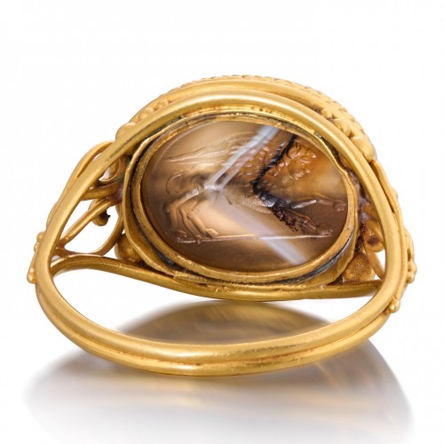 Bijouterie, Joaillerie Bagues - Bague en or néo-étrusque sertie d'un scarabée en agate, Italie vers 1870