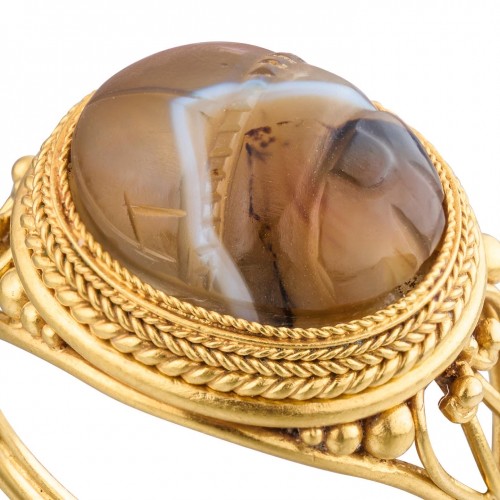 Etruscan revival gold ring set with an agate scarab - 