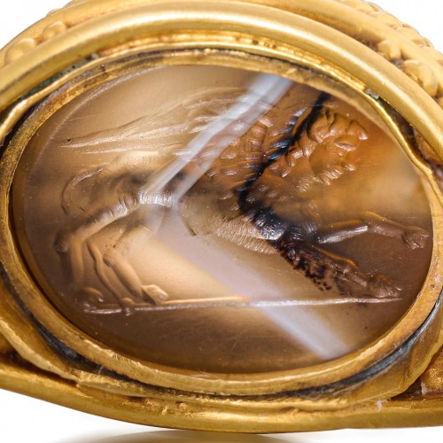 19th century - Etruscan revival gold ring set with an agate scarab