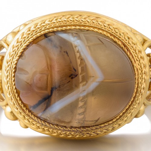 Etruscan revival gold ring set with an agate scarab - 