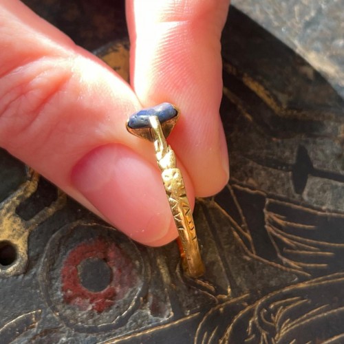 Antiquités - Sapphire ring with the Angelic Salutation. English or French, 13th century.