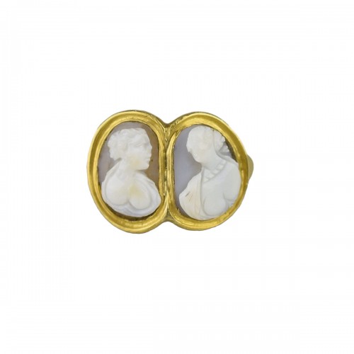 Gold ring with a pair of Renaissance cameos of Muses
