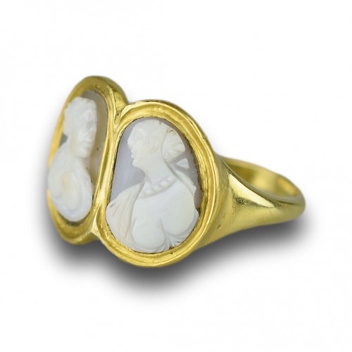 Gold ring with a pair of Renaissance cameos of Muses - Antique Jewellery Style 