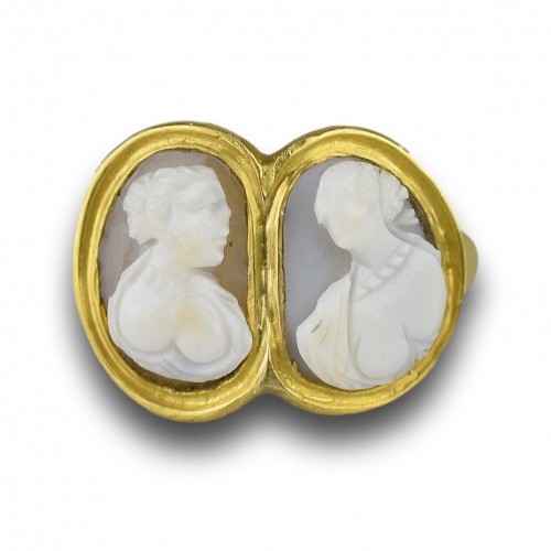 Antique Jewellery  - Gold ring with a pair of Renaissance cameos of Muses