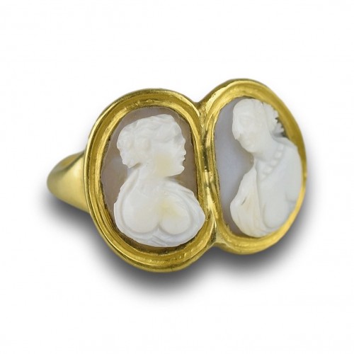 Gold ring with a pair of Renaissance cameos of Muses - 