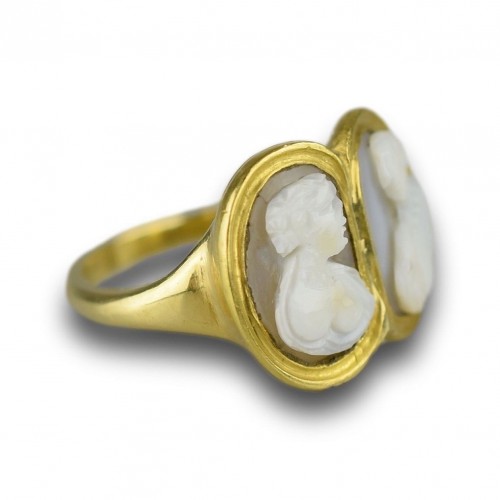 Gold ring with a pair of Renaissance cameos of Muses - 