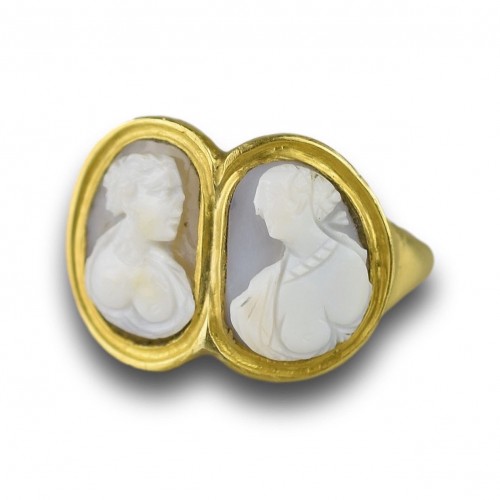  - Gold ring with a pair of Renaissance cameos of Muses