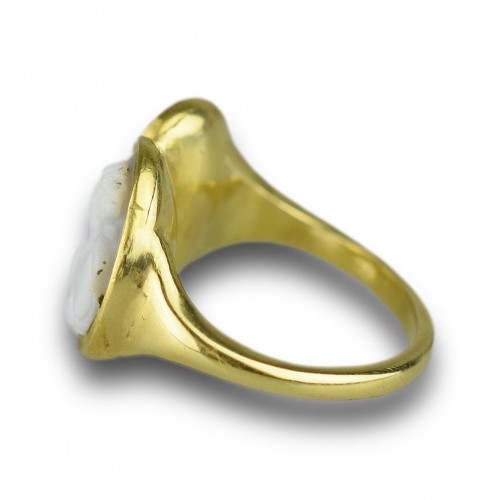 Antiquités - Gold ring with a pair of Renaissance cameos of Muses