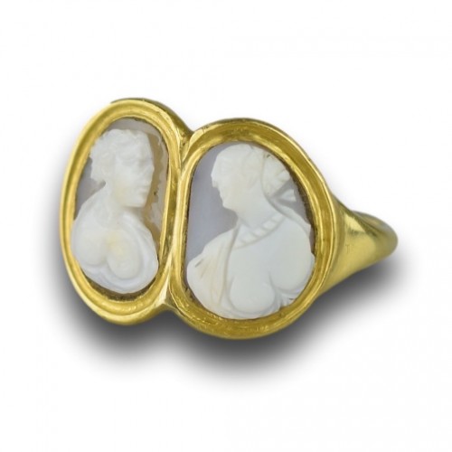 Antiquités - Gold ring with a pair of Renaissance cameos of Muses
