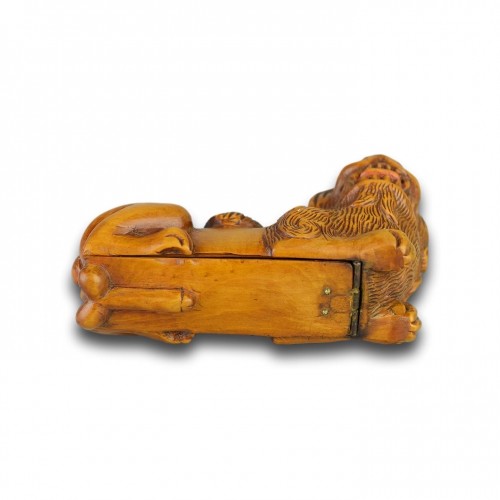 18th century - Boxwood snuff box in the form of a snarling lion