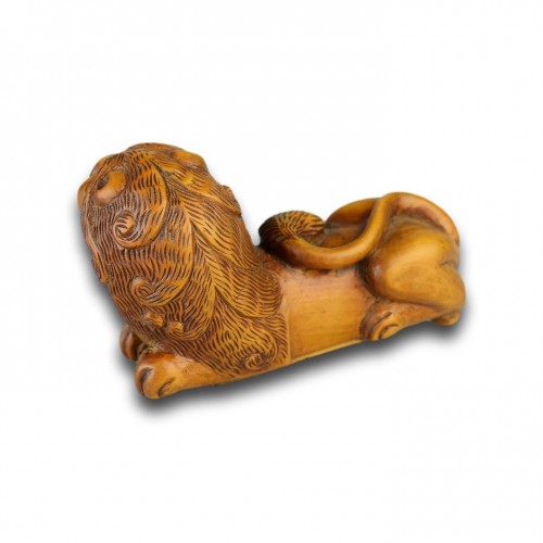 Boxwood snuff box in the form of a snarling lion - 