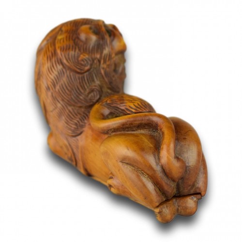  - Boxwood snuff box in the form of a snarling lion