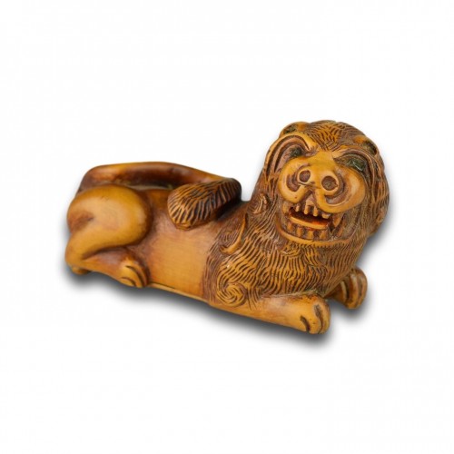 Antiquités - Boxwood snuff box in the form of a snarling lion