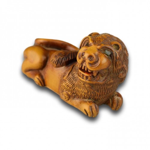 Antiquités - Tabatière en buis en forme de lion grondant