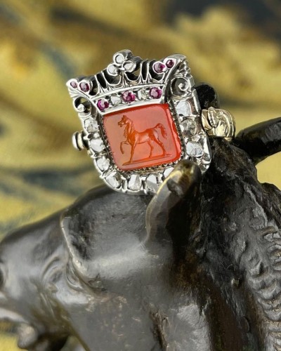 Antiquités - Bague pivotante en grappe de diamants et de rubis, milieu du XIXe siècle