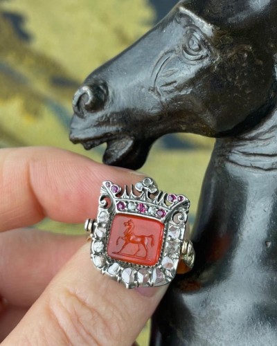 Antiquités - Swivelling diamond and ruby cluster ring, mid 19th century.