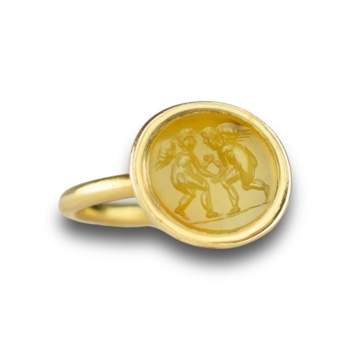 Gold ring with a Roman intaglio of wrestling Erotes. 1st - 2nd century AD.  - 
