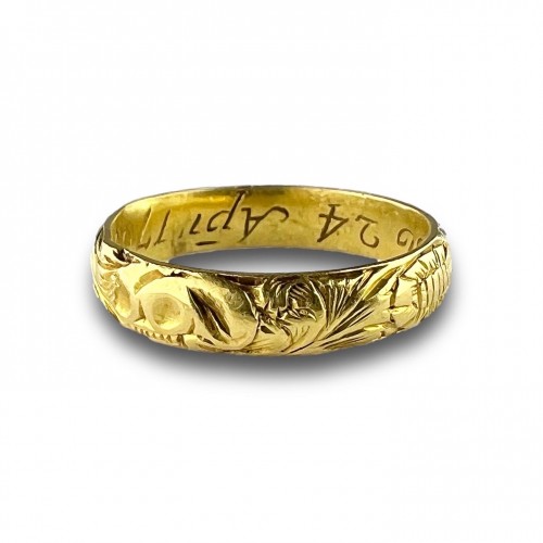 Finely engraved gold memento mori ring - 