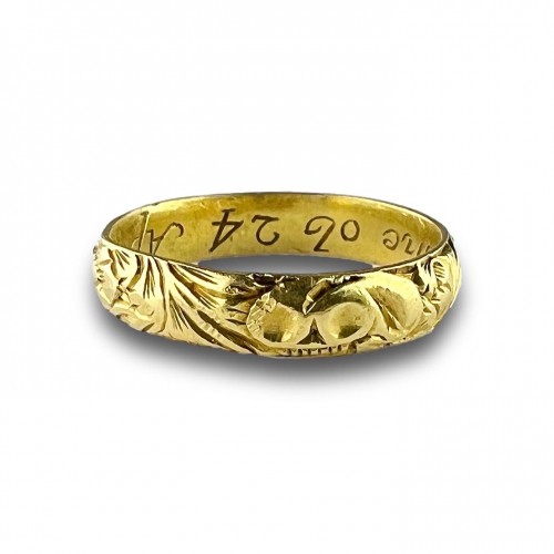 Finely engraved gold memento mori ring - 
