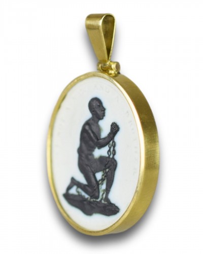 Bijouterie, Joaillerie Pendentif, Collier - Médaillon anti-esclavagiste serti dans un pendentif en or 