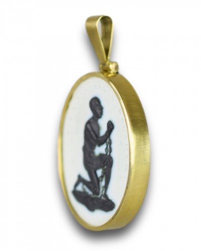 XVIIIe siècle - Médaillon anti-esclavagiste serti dans un pendentif en or 