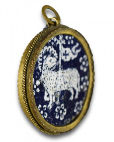 11th to 15th century - Reliquary pendant with the Agnus Dei. French or German, 15th century.
