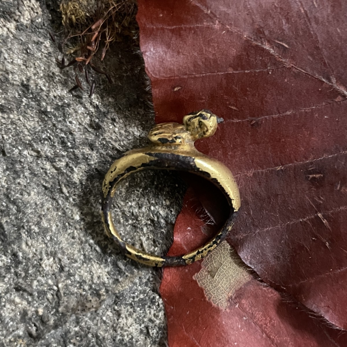 A gilt bronze finger ring with a bust of Minerva -Roman, 1st / 2nd