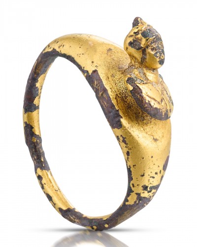 A gilt bronze finger ring with a bust of Minerva -Roman, 1st / 2nd Century Ad - Antique Jewellery Style 