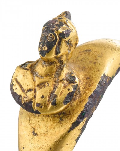 A gilt bronze finger ring with a bust of Minerva -Roman, 1st / 2nd Century Ad - 