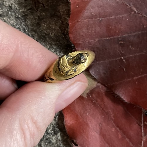 A gilt bronze finger ring with a bust of Minerva -Roman, 1st / 2nd Century Ad - 