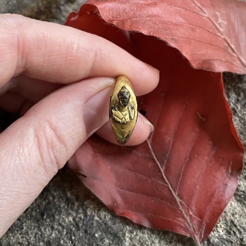 Antiquités - A gilt bronze finger ring with a bust of Minerva -Roman, 1st / 2nd Century Ad