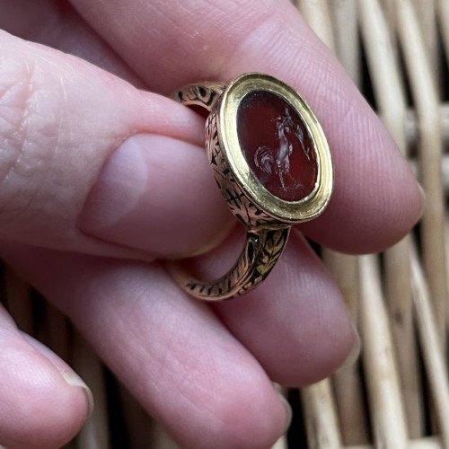 Antiquités - Gold ring with an intaglio of a Rooster. Roman, 1st / 2nd century &amp; 17th ce